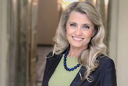 Il ministro fa l&rsquo;influencer cristiana e il mondo la rosola sulla graticola