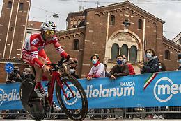 Gambe e fede riparte il Giro