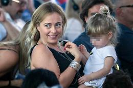 Meloni con la figlia al G20. E allora?