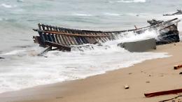 Morire sulla spiaggia traditi da tutti