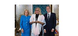 Alla festa della donna Jill Biden premia un trans (smascherando «l'amore tossico» tra sinistra e gentil sesso)