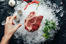Carne sintetica: doveva salvare il pianeta, invece inquina di più
