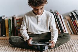 Scuola, alt a schermi e mezzi digitali. «Si torni al libro»