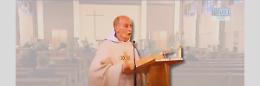 Boom di pellegrini alla chiesa dove fu sgozzato padre Hamel. Ora ricordato in un film