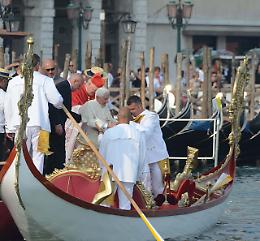 I papi in gondola: «Ratzinger stava per cadere in acqua»