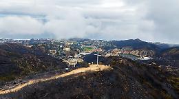 California, una croce di legno si salva incredibilmente dalle fiamme
