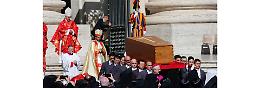Card. Re: «Francesco il Papa della pace con cuore aperto verso tutti»