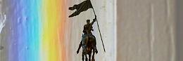 Adesso anche Santa Giovanna d’Arco è «non binaria»