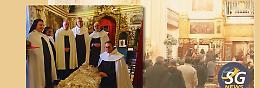 In oltre 90.000 hanno venerato il corpo incorrotto di Santa Teresa d'Avila