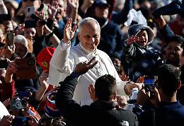 Leone XIV: «Non frontiere aperte: ogni Paese decide chi entra», ma rispetto della dignità umana