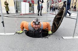 &laquo;Via i "tombini fascisti"? Anche no&raquo;. Perfino la sinistra contro una proposta choc