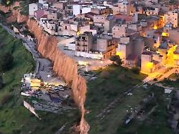 &laquo;Questa &egrave; la mia salvezza&raquo;. La frana di Niscemi e la Madonna tra le macerie