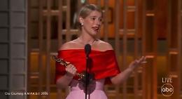 Jessie Buckley vince l&rsquo;Oscar elogiando &laquo;il cuore di una madre&raquo; (altro che genitore 1 o 2)