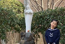 Una bambina giapponese ha portato al battesimo la mamma