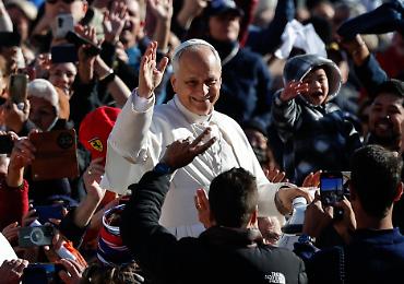 Leone XIV: «Non frontiere aperte: ogni Paese decide chi entra», ma rispetto della dignità umana Leone XIV: «Non frontiere aperte: ogni Paese decide chi entra», ma rispetto della dignità umana