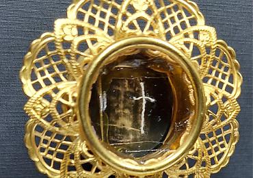 Sindone, possibile prodigio da una reliquia Sindone, possibile prodigio da una reliquia