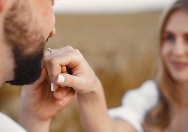 Una caro: la Chiesa elogia la monogamia Una caro: la Chiesa elogia la monogamia