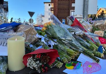 Tragedia di Crans-Montana, una croce tra le fiamme