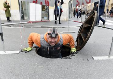 &laquo;Via i tombini fascisti? Anche no&raquo;. Perfino la sinistra contro una proposta choc