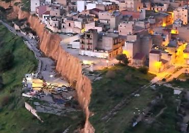 «Questa è la mia salvezza». La frana di Niscemi e la Madonna tra le macerie «Questa è la mia salvezza». La frana di Niscemi e la Madonna tra le macerie