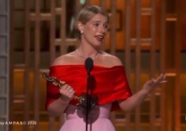 Jessie Buckley vince l’Oscar elogiando «il cuore di una madre» (altro che genitore 1 o 2) Jessie Buckley vince l’Oscar elogiando «il cuore di una madre» (altro che genitore 1 o 2)