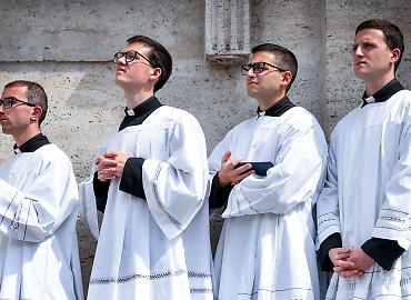 Preti che dicono &laquo;addio&raquo;