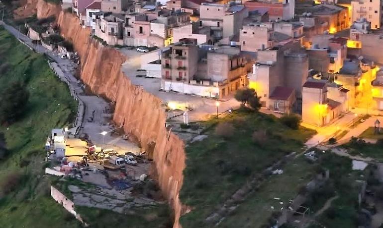 &laquo;Questa &egrave; la mia salvezza&raquo;. La frana di Niscemi e la Madonna tra le macerie