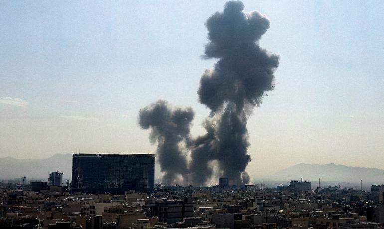 Attacco all&rsquo;Iran: obiettivi militari, rischio regime change e impatto sul prezzo del petrolio