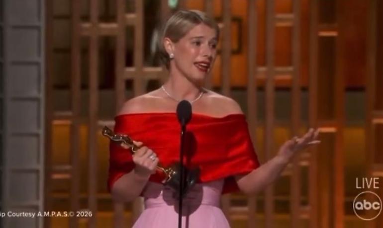 Jessie Buckley vince l&rsquo;Oscar elogiando &laquo;il cuore di una madre&raquo; (altro che genitore 1 o 2)