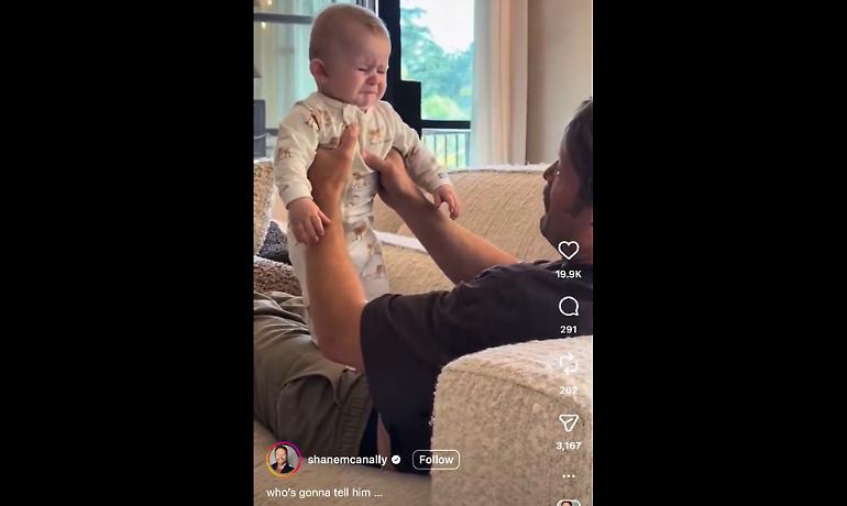 Coppia gay deride il figlio ottenuto con l&lsquo;utero in affitto: &laquo;La mamma non c&lsquo;&egrave;&raquo;