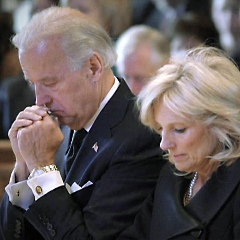 Biden e moglie pregano(1000X1000)