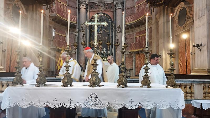 messa con il cardinale zuppi