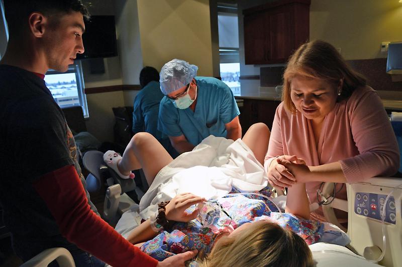Surrogate_parents_attending_birth