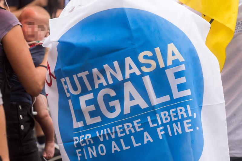 ASSOCIAZIONE COSCIONI A MONTECITORIO PER LA CONSEGNA FIRME PER LEGGE SUL FINE VITA