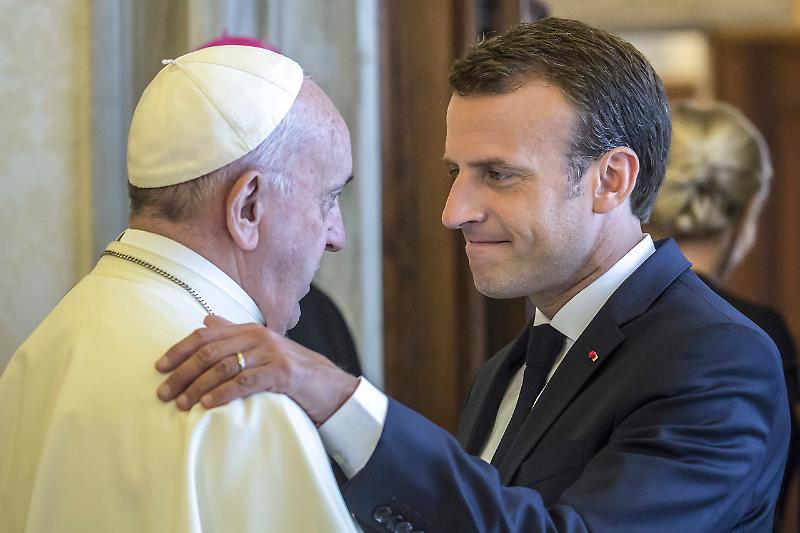 PAPA FRANCESCO RICEVE IN UDIENZA EMMANUEL MACRON