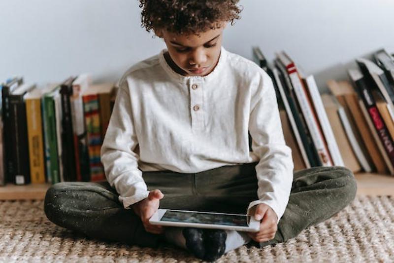 Bambino con tablet