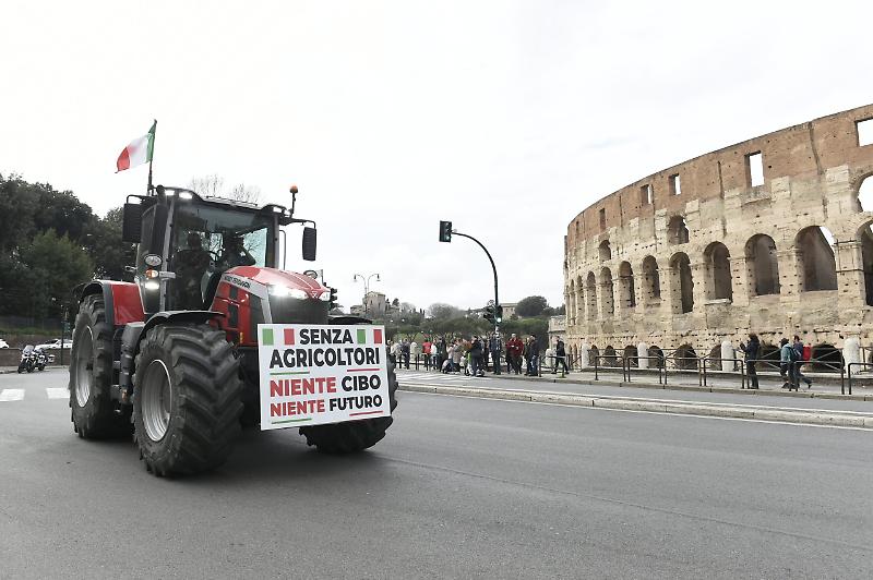 PROTESTA DEGLI AGRICOLTORI, I TRATTORI IN MARCIA SU ROMA