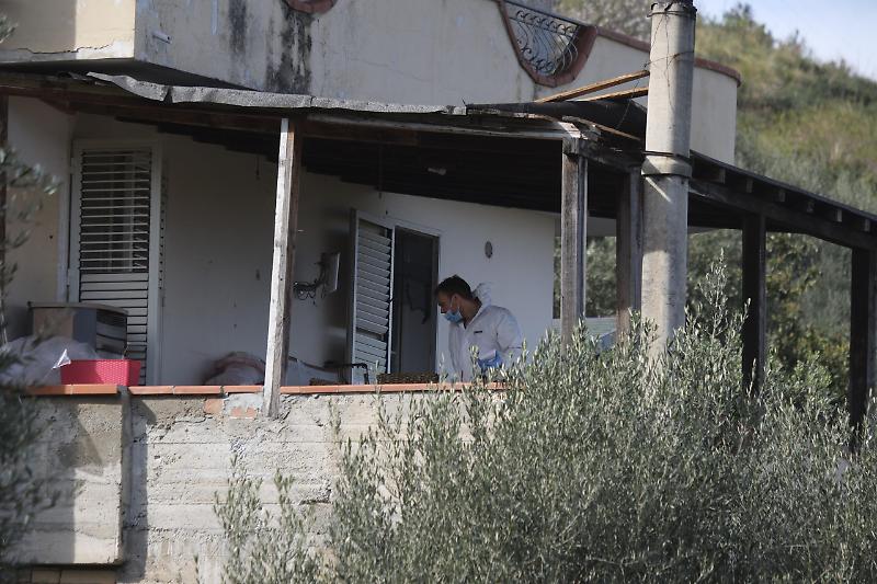 '++ Uccide moglie e due figli e si consegna ai carabinieri ++