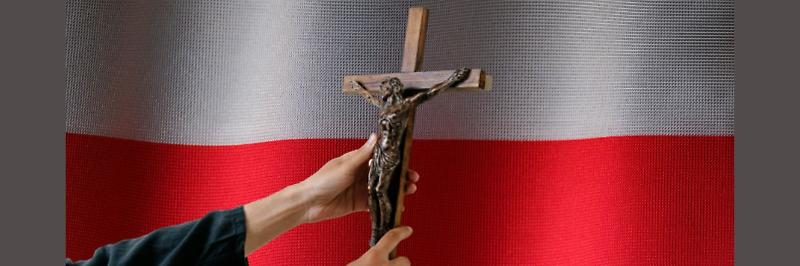 Polonia-bandiera-crocifisso