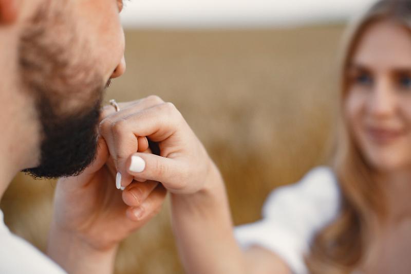 Una caro: la Chiesa elogia la monogamia