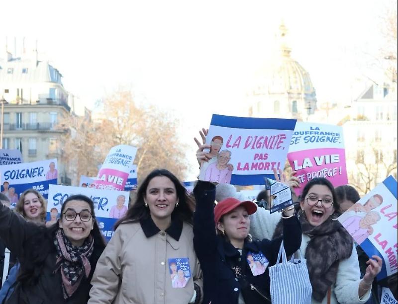 Se la laica Francia ci insegna come si difende la vita