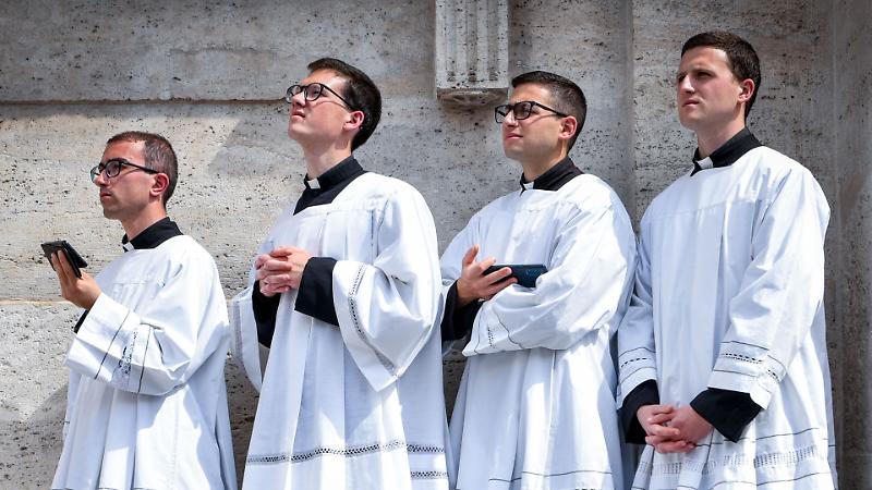 Preti che dicono &laquo;addio&raquo;