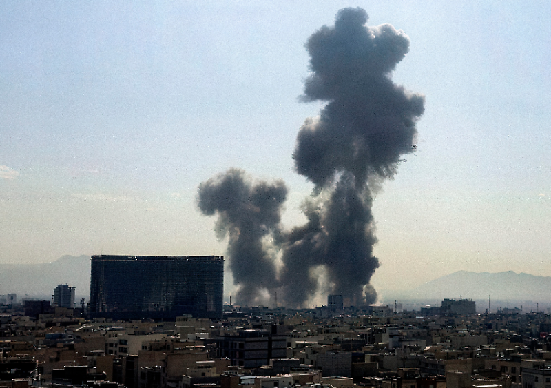 Attacco all&rsquo;Iran: obiettivi militari, rischio regime change e impatto sul prezzo del petrolio