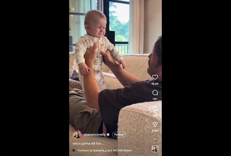 Coppia gay deride il figlio ottenuto con l&rsquo;utero in affitto: &laquo;La mamma non c&rsquo;&egrave;&raquo;