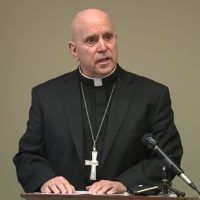 Arcivescovo Aquila: «Non sono i vescovi ad armare politicamente l’Eucaristia»