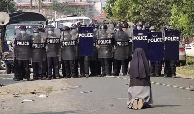 La suora simbolo del Myanmar svela cosa ha detto ai poliziotti per farli retrocedere