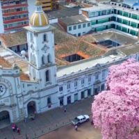 Colombia, femministe vandalizzano la cattedrale. Il vescovo: «profanazione che va riparata»