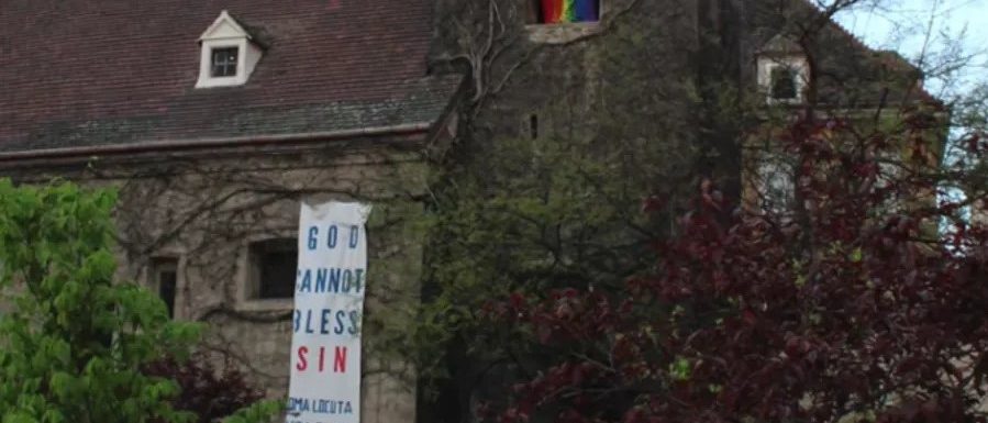 «Roma ha parlato» in uno striscione la risposta dei cattolici austriaci alla bandiera arcobaleno