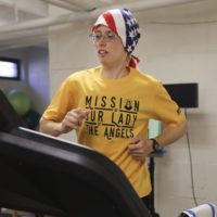 Chicago, suora corre la maratona sul tapis roulant… per l’Eucarestia