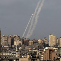 Medio Oriente sotto le bombe: tra lotte di potere, palestinesi abbandonati e comunità internazionale latitante